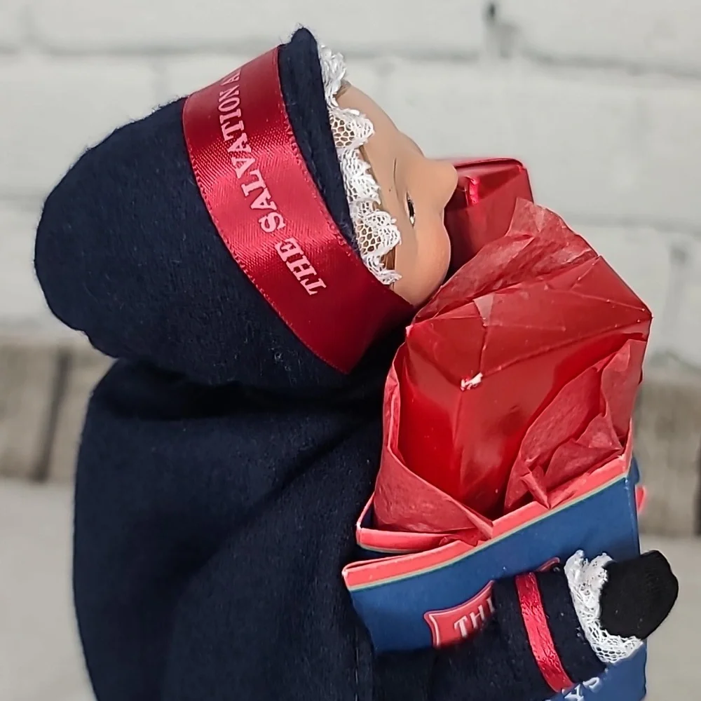 Byers' Choice Caroler Collectible 2005 Salvation Army Woman with Shopping Bags